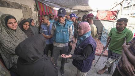 Carl Skau und sein Gaza-Team im Gespräch mit vertriebenen Frauen im Lager Jabalia in Nordgaza