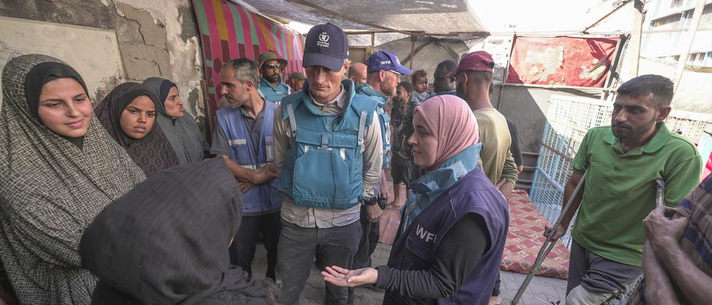Carl Skau und sein Gaza-Team im Gespräch mit vertriebenen Frauen im Lager Jabalia in Nordgaza