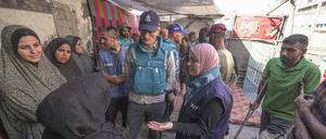 Carl Skau und sein Gaza-Team im Gespräch mit vertriebenen Frauen im Lager Jabalia in Nordgaza