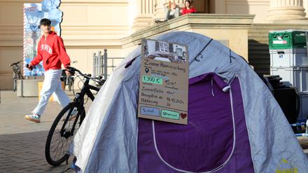 Ein möbliertes Zimmer von 15 Quadratmetern für 1300 Euro Kaltmiete in der „Gar-nicht-teuer-Allee“ – oder gleich Zelten? Das Mietprotestcamp der studentischen Initiative Campus-Camping auf dem Alten Markt in Potsdam.