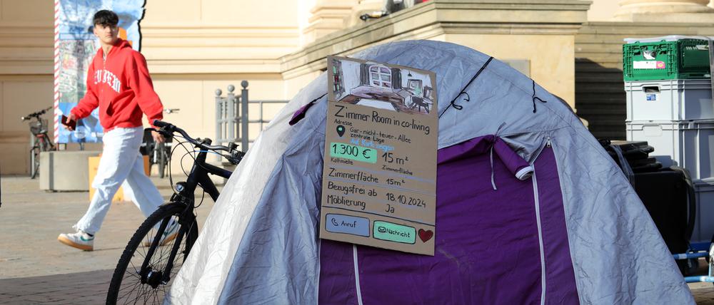 Ein möbliertes Zimmer von 15 Quadratmetern für 1300 Euro Kaltmiete in der „Gar-nicht-teuer-Allee“ – oder gleich Zelten? Das Mietprotestcamp der studentischen Initiative Campus-Camping auf dem Alten Markt in Potsdam.