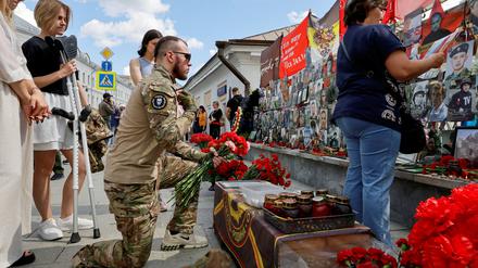 In Moskau gedenken Menschen gefallenen Wagner-Kämpfern.