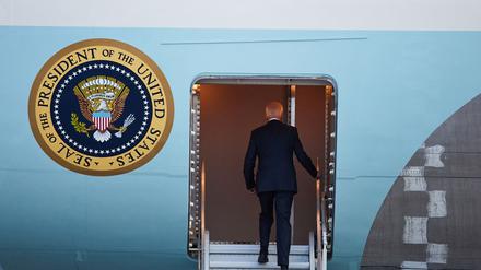Nach dem rund 20-stündigen Deutschlandbesuch besteigt US-Präsident Biden das Regierungsflugzeug Air Force One für den Rückflug in die USA.