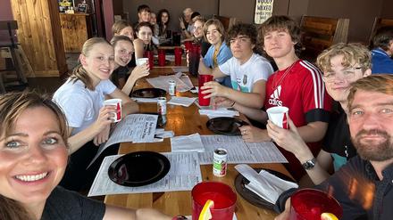 Cheers! 14 Schülerinnen und Schüler des Einstein-Gymnasiums erlebten US-Alltag in South Dakota.