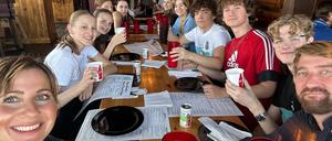 Cheers! 14 Schülerinnen und Schüler des Einstein-Gymnasiums erlebten US-Alltag in South Dakota.