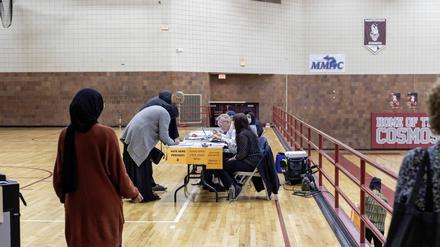 Menschen melden sich zur Stimmabgabe in der Hamtramck High School bei den Vorwahlen zur Präsidentschaftswahl in Michigan an. 