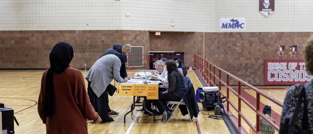 Menschen melden sich zur Stimmabgabe in der Hamtramck High School bei den Vorwahlen zur Präsidentschaftswahl in Michigan an. 