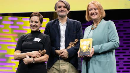 Der Schriftsteller Saša Stanišić und die Illustratorin Regina Kehn (links) haben den Jugendliteraturpreis für ihr Kinderbuch „Wolf“ gewonnen.