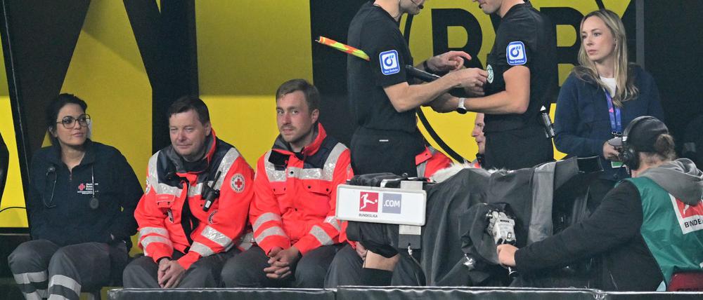Schiedsrichter Matthias Jöllenbeck (r) muss neu verkabelt werden.
