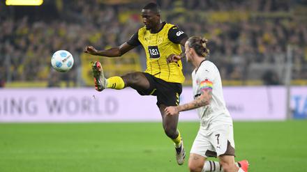 Serhou Guirassy von Borussia Dortmund und Jackson Irvine vom FC St. Pauli im Zweikampf.