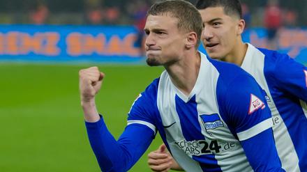 18.10.2024, Berlin: Fußball: 2. Bundesliga, Hertha BSC - Eintracht Braunschweig, 9. Spieltag, Olympiastadion, Herthas Michael Cuisance (M) bejubelt seinen per Elfmeter geschossenen Ausgleich zum 1:1. Foto: Soeren Stache/dpa - WICHTIGER HINWEIS: Gemäß den Vorgaben der DFL Deutsche Fußball Liga bzw. des DFB Deutscher Fußball-Bund ist es untersagt, in dem Stadion und/oder vom Spiel angefertigte Fotoaufnahmen in Form von Sequenzbildern und/oder videoähnlichen Fotostrecken zu verwerten bzw. verwerten zu lassen. +++ dpa-Bildfunk +++