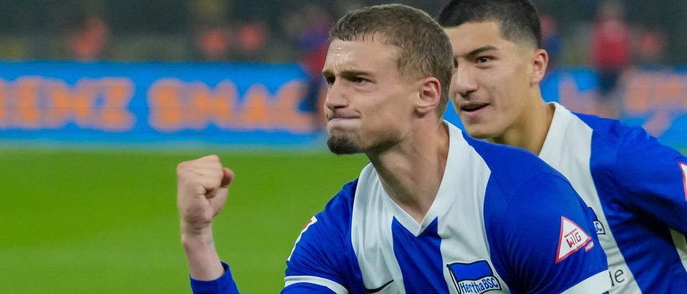 18.10.2024, Berlin: Fußball: 2. Bundesliga, Hertha BSC - Eintracht Braunschweig, 9. Spieltag, Olympiastadion, Herthas Michael Cuisance (M) bejubelt seinen per Elfmeter geschossenen Ausgleich zum 1:1. Foto: Soeren Stache/dpa - WICHTIGER HINWEIS: Gemäß den Vorgaben der DFL Deutsche Fußball Liga bzw. des DFB Deutscher Fußball-Bund ist es untersagt, in dem Stadion und/oder vom Spiel angefertigte Fotoaufnahmen in Form von Sequenzbildern und/oder videoähnlichen Fotostrecken zu verwerten bzw. verwerten zu lassen. +++ dpa-Bildfunk +++