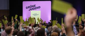 Delegierte des Bundeskongresses der Grünen Jugend heben Stimmkarten in die Höhe. Bei der dreitägigen Versammlung soll unter anderem ein neuer Vorstand gewählt werden.