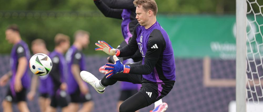 Manuel Neuer (vorne) und Alexander Nübel (hinten) stehen sich am Samstag gegenüber.