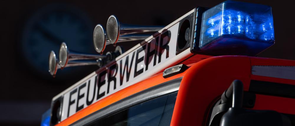 In der Nacht brennen in Berlin-Neukölln zwei Autos. Die Polizei vermutet Brandstiftung. (Symbolbild)
