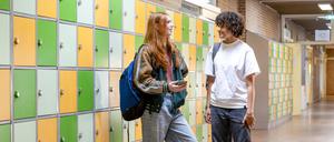 Zwei Jugendliche auf dem Schulgang.