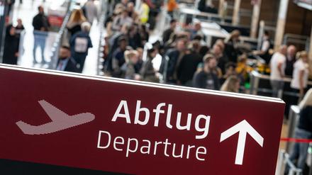 18.10.2024, Brandenburg, Schönefeld: Ein Schild weist zum Start in die Berliner Herbstferien am Flughafen Berlin-Brandenburg (BER) auf den ·BER Runway· hin. Foto: Fabian Sommer/dpa +++ dpa-Bildfunk +++