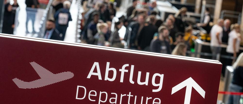 18.10.2024, Brandenburg, Schönefeld: Ein Schild weist zum Start in die Berliner Herbstferien am Flughafen Berlin-Brandenburg (BER) auf den ·BER Runway· hin. Foto: Fabian Sommer/dpa +++ dpa-Bildfunk +++