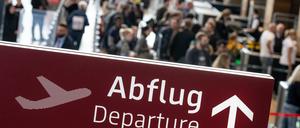 18.10.2024, Brandenburg, Schönefeld: Ein Schild weist zum Start in die Berliner Herbstferien am Flughafen Berlin-Brandenburg (BER) auf den ·BER Runway· hin. Foto: Fabian Sommer/dpa +++ dpa-Bildfunk +++