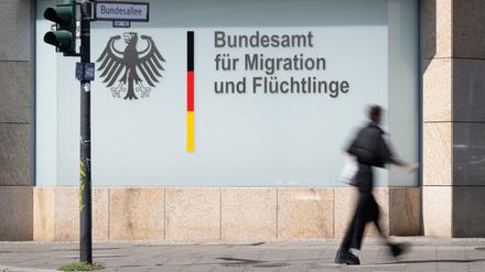 Ein Mann geht vor dem Bundesamt für Migration und Flüchtlinge vorbei. 