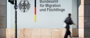 Ein Mann geht vor dem Bundesamt für Migration und Flüchtlinge vorbei. 