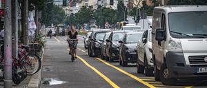 Durch die aktuelle Aufteilung der Straße hat die Feuerwehr zu wenig Platz, klagen Bezirk und Rettungskräfte