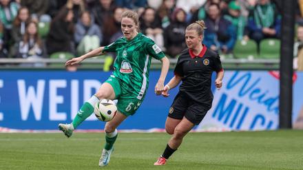 Kristin Kögel (re.) hatte gegen Freiburg ihren Elfmeter wiederholen dürfen.