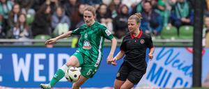 Kristin Kögel (re.) hatte gegen Freiburg ihren Elfmeter wiederholen dürfen.