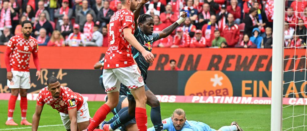 RB Leipzig (blau) hat gegen Mainz 05 (rot) einen ungefährdeten Sieg eingefahren.