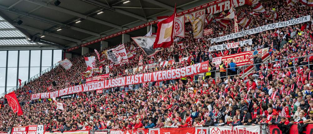 Mainzer Fans protestieren gegen Jürgen Klopps Engagement bei Red Bull.