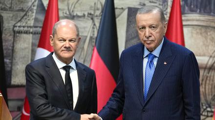 Bundeskanzler Olaf Scholz (l) und Recep Tayyip Erdogan, Präsident der Türkei, geben sich nach einer Pressekonferenz die Hand. 