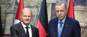 Bundeskanzler Olaf Scholz (l) und Recep Tayyip Erdogan, Präsident der Türkei, geben sich nach einer Pressekonferenz die Hand. 