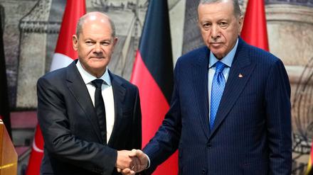 Deutschland und die Türkei wollen wieder enger kooperieren, etwa im Rüstungsbereich - zur offenen Konfrontation von Scholz (l.) und Erdogan kam es dagegen beim Thema Nahost.