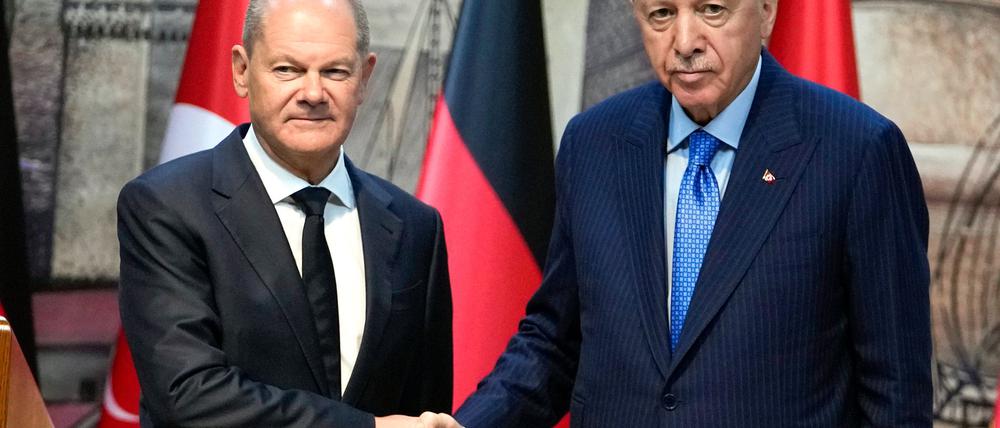 Deutschland und die Türkei wollen wieder enger kooperieren, etwa im Rüstungsbereich - zur offenen Konfrontation von Scholz (l.) und Erdogan kam es dagegen beim Thema Nahost.