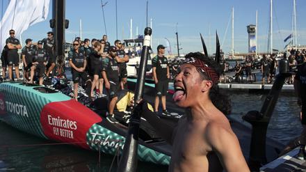 Siegesfeier. Nach seiner erfolgreichen Titelverteidigung beim America’s Cup wird Emirates Team New Zealand im Hafen von Barcelona standesgemäß mit einem Haka empfangen.