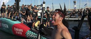 Siegesfeier. Nach seiner erfolgreichen Titelverteidigung beim America’s Cup wird Emirates Team New Zealand im Hafen von Barcelona standesgemäß mit einem Haka empfangen.