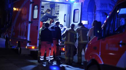 Feuerwehrmänner bringen einen Patienten in einen Rettungswagen Berliner Feuerwehr