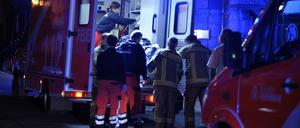 Feuerwehrmänner bringen einen Patienten in einen Rettungswagen Berliner Feuerwehr