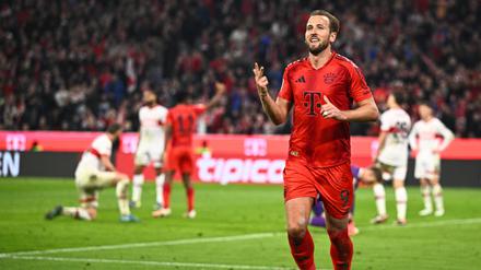 Bayerns Harry Kane vergibt erst mehrfach und schnürt dann den Hattrick.