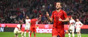 Bayerns Harry Kane vergibt erst mehrfach und schnürt dann den Hattrick.