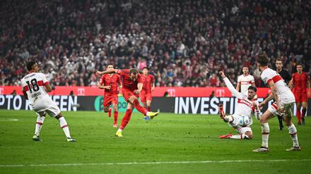 Harry Kane (M) schießt Bayern München zum Sieg.