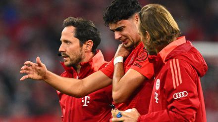 Aleksandar Pavlovic erleidet im Spiel gegen Stuttgart einen Schlüsselbeinbruch.