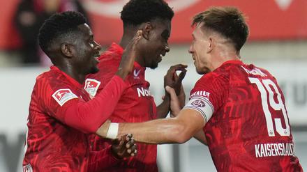 Ragnar Ache (M) bejubelt mit Teamkollegen seinen Torerfolg.
