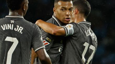 Kylian Mbappé wird für seinen Torerfolg gefeiert.