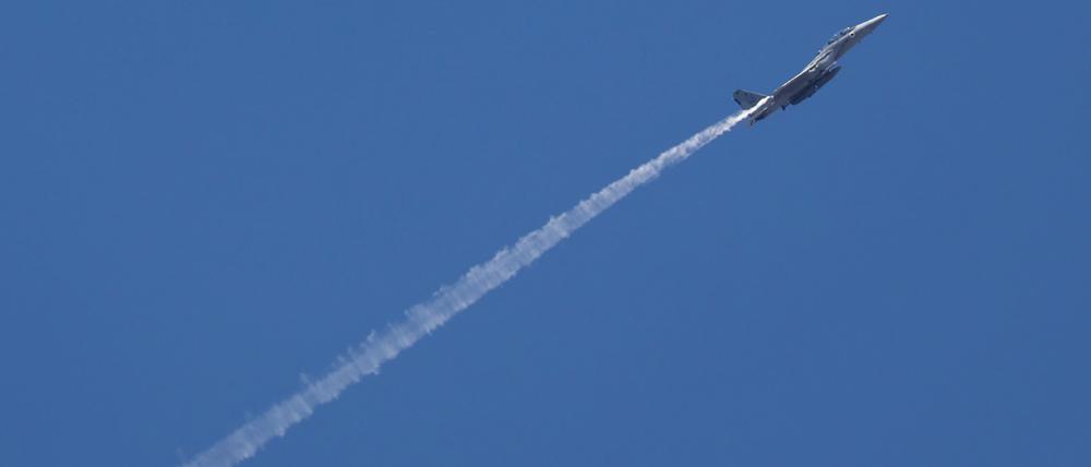 Ein israelischer Kampfjet von einem Luftwaffenstützpunkt in Zentralisrael aus gesehen.