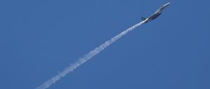 Ein israelischer Kampfjet von einem Luftwaffenstützpunkt in Zentralisrael aus gesehen. 