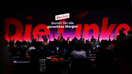 Delegierte heben ihre Stimmkarte bei einer Abstimmung auf dem Linken-Parteitag.