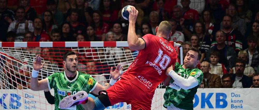 Mijajlo Marsenic (l.) und Lasse Andersson stemmen sich gegen Melsungens Dainis Kristopans.