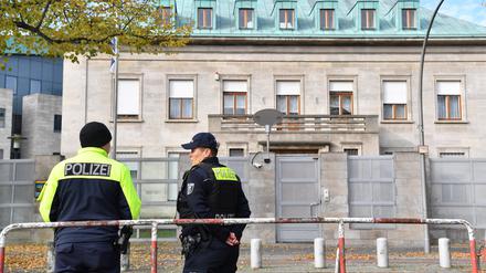 Polizisten stehen von der israelischen Botschaft in Berlin.
