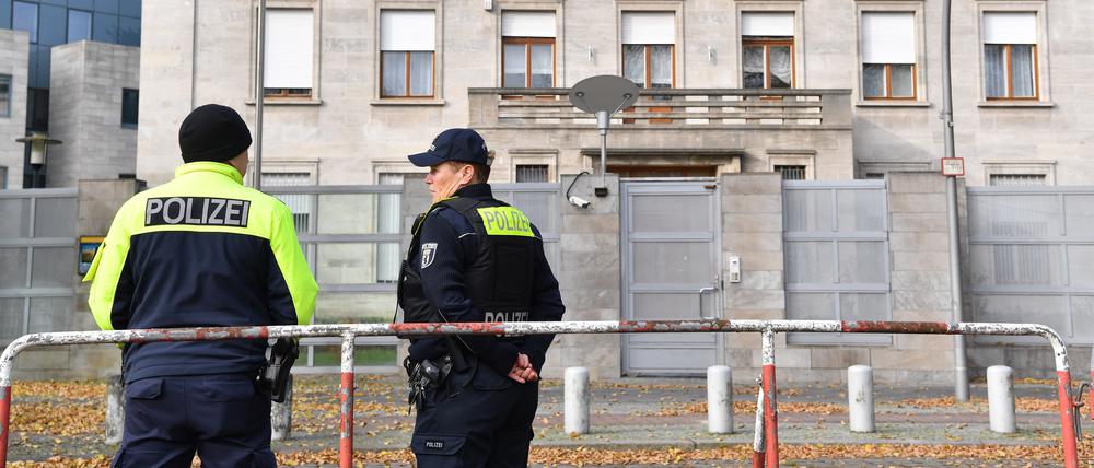 Polizisten stehen von der israelischen Botschaft in Berlin.